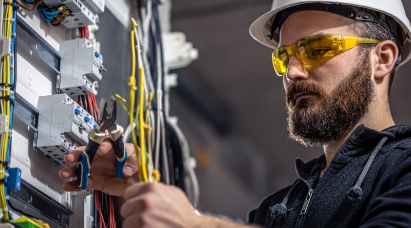 Elektrikář úplná profesní kvalifikace 26-051-H/01